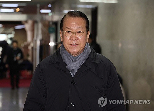 국민의힘 권영세 비상대책위원장 지명자가 29일 오후 국회에서 권성동 대표 권한대행 겸 원내대표 주재로 열린 전남 무안공항 여객기 사고 관련 긴급회의에 참석하고 있다. [연합뉴스]